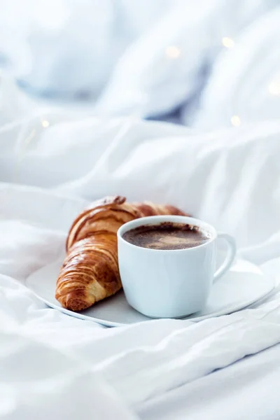 Tasse Kaffee Mit Croissant Nahaufnahme — Stockfoto
