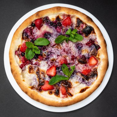 Taze İtalyan pizzası, yakın çekim.