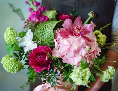 kadın elinde güzel buket 