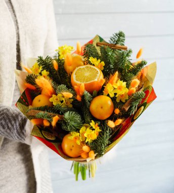 kadın elinde güzel buket 