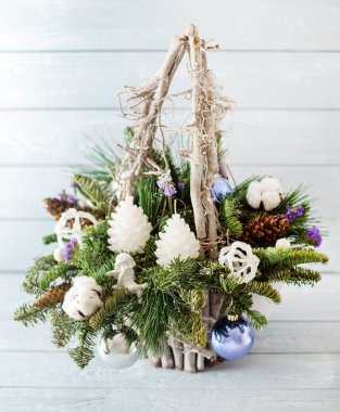 Çiçeklerle süslenmiş Noel süsü