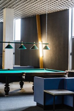Bilardo masası, top ve isteka