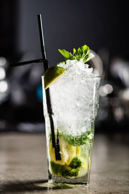 kokteyl barda, yakın çekim