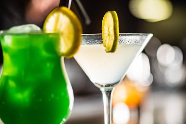 kokteyl barda, yakın çekim