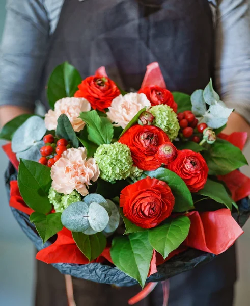 Bouquet Agradável Nas Mãos Mulher — Fotografia de Stock