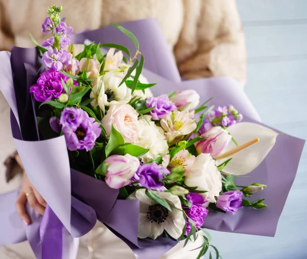 Bel Bouquet Nelle Mani Della Donna — Foto Stock