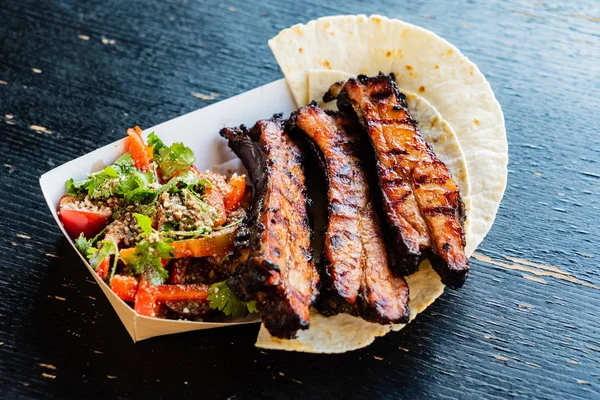 Grilled Ribs Salad Close — Stock Photo, Image