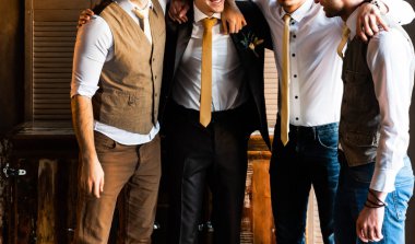 Bir grup yakışıklı, zarif genç adam.