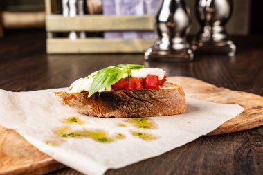 Geleneksel İtalyan bruschetta, vişneli domates, krem peynir, fesleğen yaprağı.