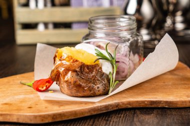 Ringa balığı ile kavrulmuş patates