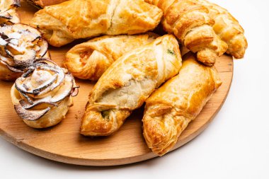 Farklı fırın ürünleriyle ahşap tepsi