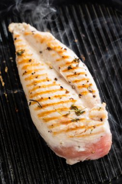 Izgara tavuk göğsü, kapat.