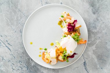 ızgara tavuk ve karides salatası