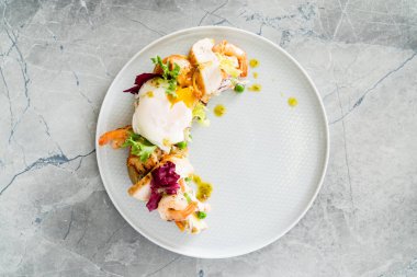 ızgara tavuk ve karides salatası