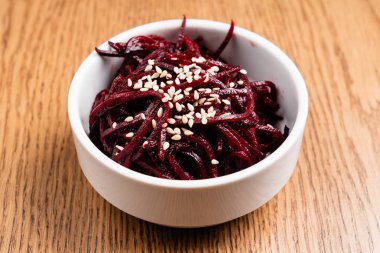 Susamlı pancar salatası.