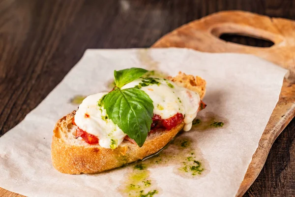 意大利传统乳酪 樱桃西红柿 奶油奶酪 罗勒叶 — 图库照片