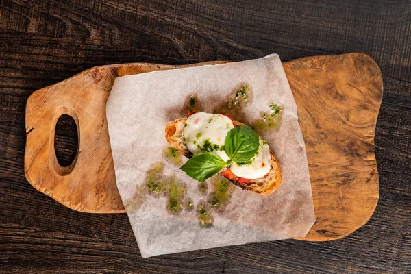 Bruschetta Italiana Tradicional Com Tomate Cereja Queijo Creme Folhas Manjericão — Fotografia de Stock