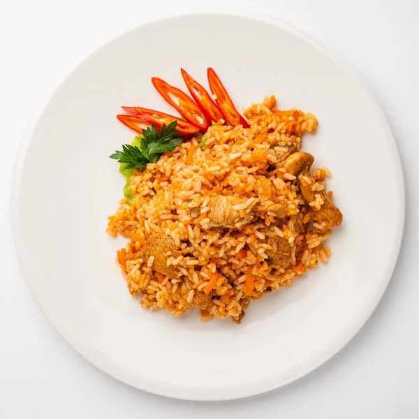 Reispilaf Mit Fleisch Karotten Und Zwiebeln Isoliert Auf Weißem Hintergrund — Stockfoto