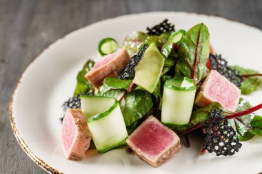 ton balığı salatası yakın çekim