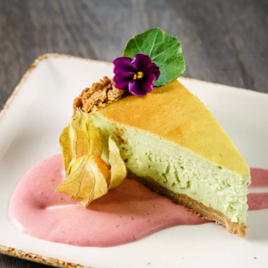 Matcha cheesecake soslu, yakın çekim