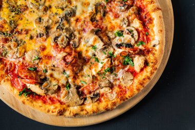 Pizza siyah arka plan üzerinde Kapat