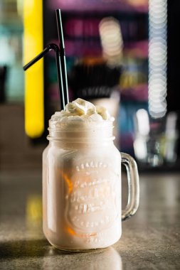 kokteyl barda, yakın çekim