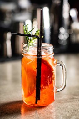 kokteyl barda, yakın çekim