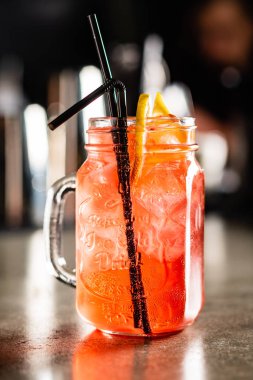 kokteyl barda, yakın çekim