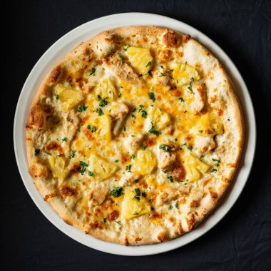 Pizza siyah arka plan üzerinde Kapat