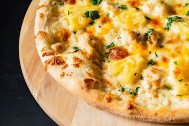 Pizza siyah arka plan üzerinde Kapat