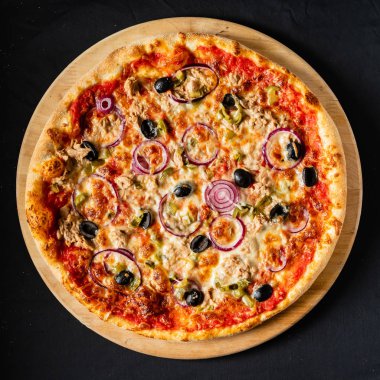 Pizza siyah arka plan üzerinde Kapat