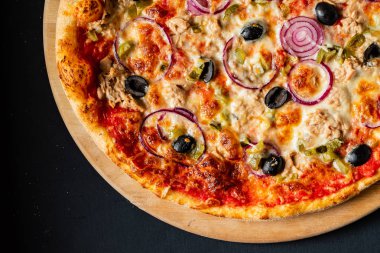 Pizza siyah arka plan üzerinde Kapat