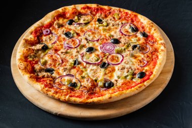 Pizza siyah arka plan üzerinde Kapat