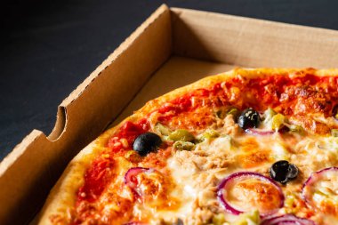 Pizza siyah arka plan üzerinde Kapat