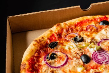 Pizza siyah arka plan üzerinde Kapat