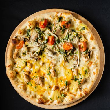 Pizza siyah arka plan üzerinde Kapat