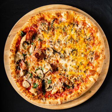 Pizza siyah arka plan üzerinde Kapat