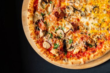 Pizza siyah arka plan üzerinde Kapat