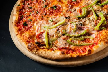 Pizza siyah arka plan üzerinde Kapat