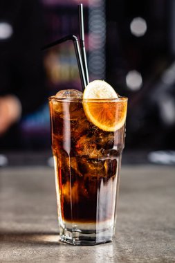 kokteyl barda, yakın çekim