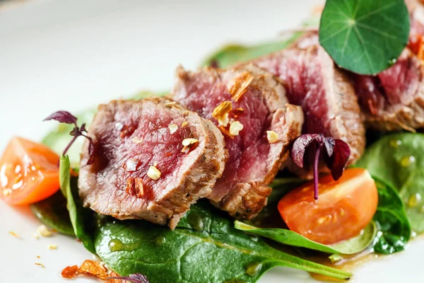 Gegrilltes Rindfleisch Scheiben Geschnitten Mit Salat Nahaufnahme — Stockfoto