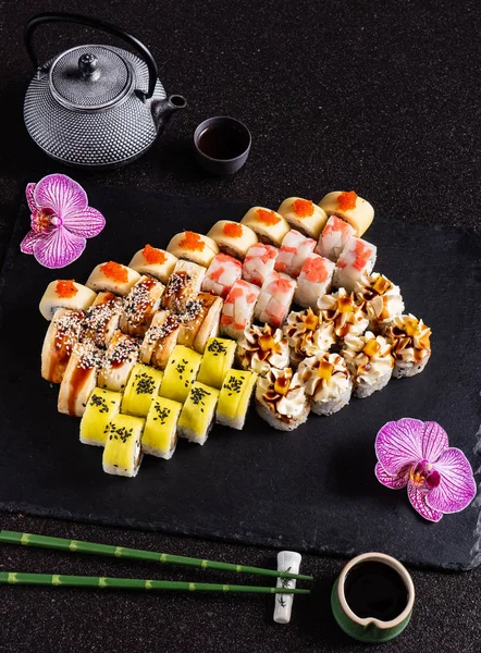 Sushi Fekete Háttér Közelről — Stock Fotó