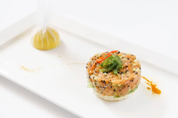 Tartare Salmone Sul Piatto Bianco Vicino — Foto Stock