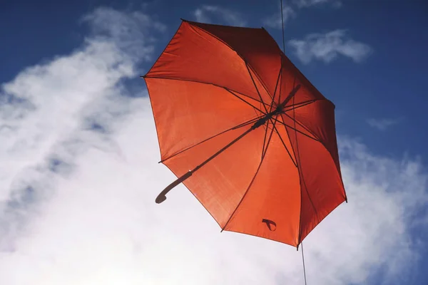 Paraguas Volando Cielo Azul — Foto de Stock