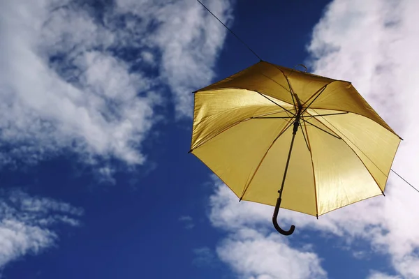 Paraguas Volando Cielo Azul — Foto de Stock