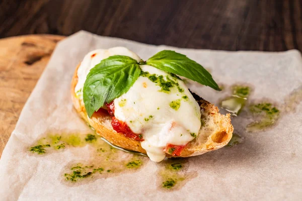 Bruschetta Italiana Tradicional Con Tomates Cherry Queso Crema Hojas Albahaca —  Fotos de Stock