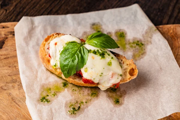 Bruschetta Italiana Tradicional Con Tomates Cherry Queso Crema Hojas Albahaca — Foto de Stock