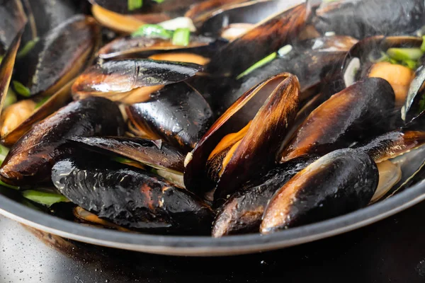 Mejillones Sartén Cerca —  Fotos de Stock