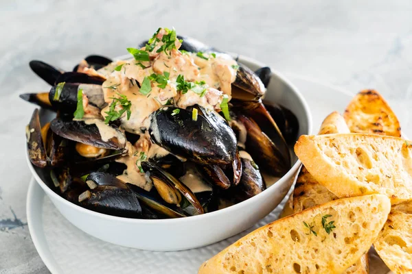 Cozze Con Erbe Una Ciotola Vicino — Foto Stock