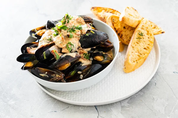 Cozze Con Erbe Una Ciotola Vicino — Foto Stock